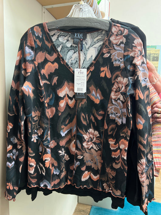 FDJ neutral camp print lettuce hem l/s top