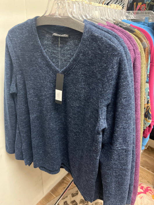 Nally & Millie navy v neck top