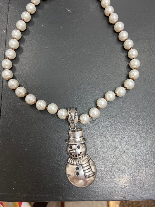 Chunky Pearl snowman necklace