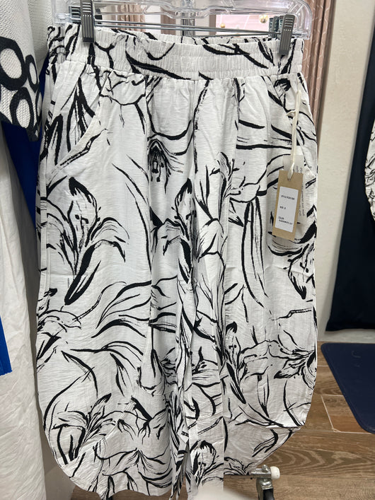 Fashion concepts black white lily pants