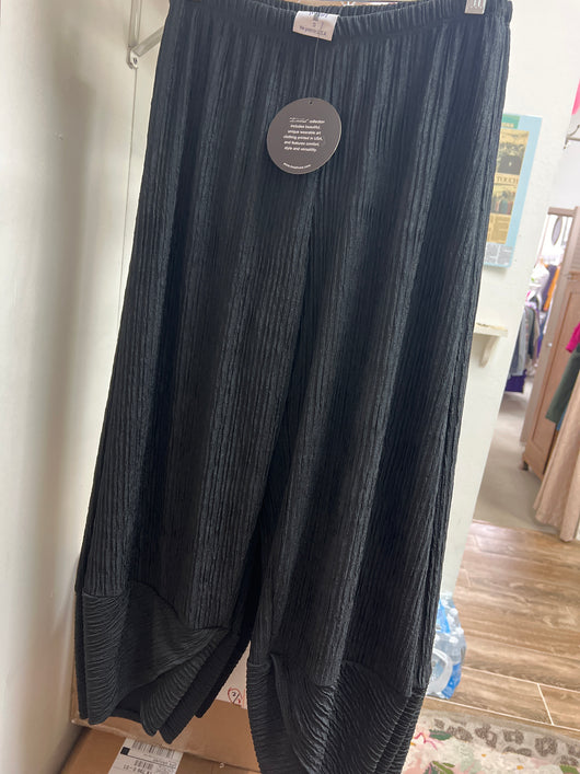 INoah textured black capri pants
