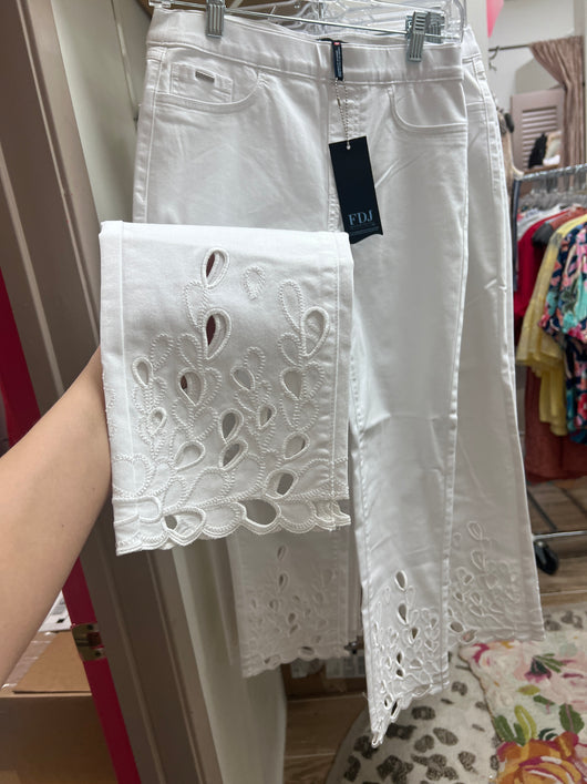FDJ white pull on eyelet crop