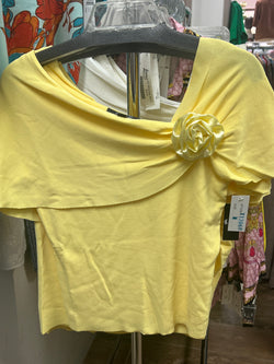 AZI s/s top with flower pin yellow
