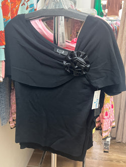 AZI s/s top with flower pin black