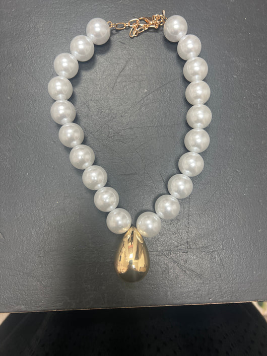 Lordane chunky pearl gold necklace