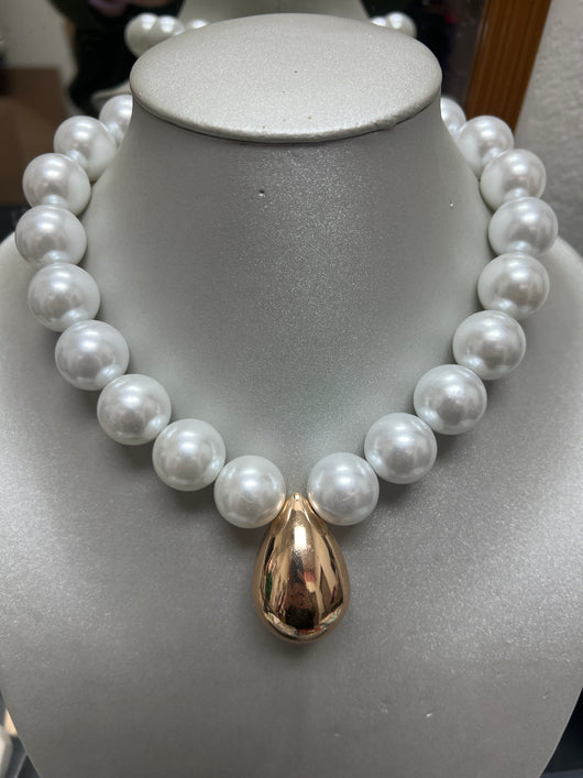 Lordane pearl & gold chunky necklace