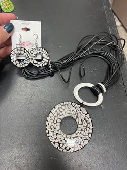 Black white earring & necklace set