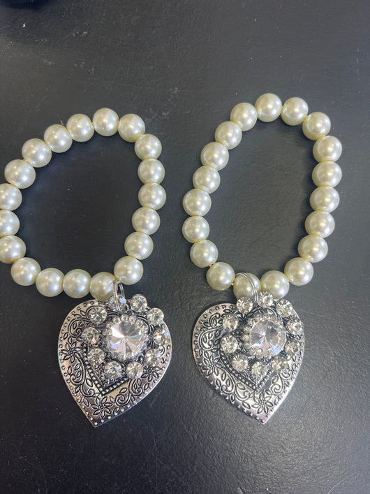 Pearl bracelet with heart charm
