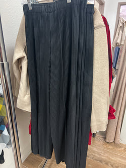 AZI black pleated dress pants