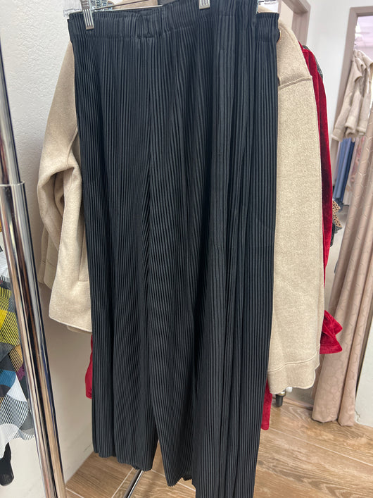 AZI black pleated dress pants