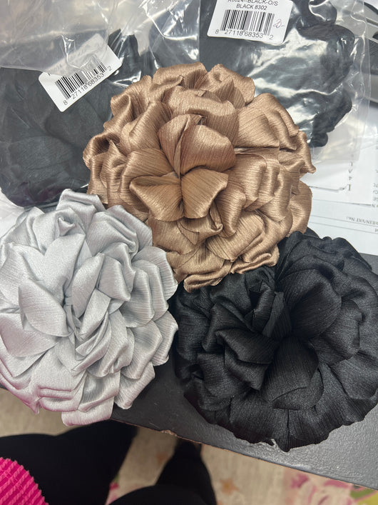 Renuar clip on flower