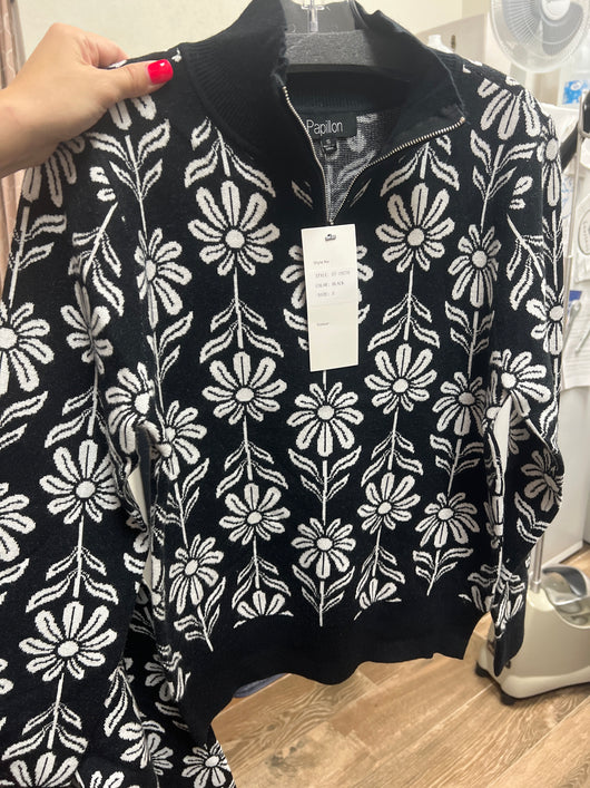 Papillon black white flowers pullover